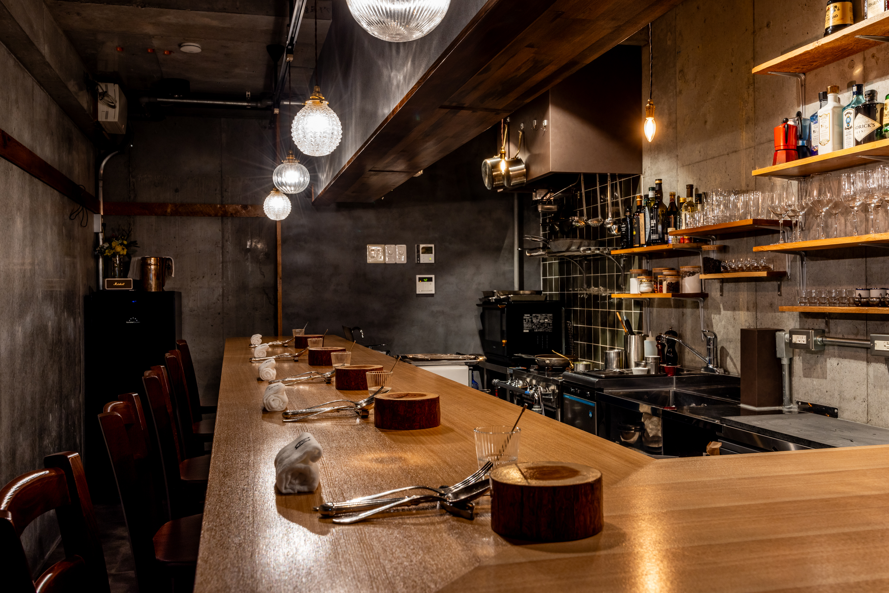 オープンキッチンのライブ感が伝わる、五感喜ぶ空間